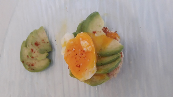 Toast avocat oeuf poché 