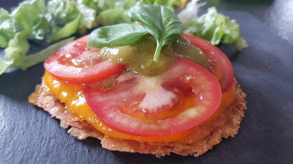 Tarte fine de tomate et coulis de poivrons