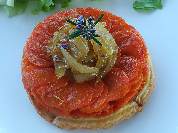 Tatin de carottes au romarin, fondue d'oignons