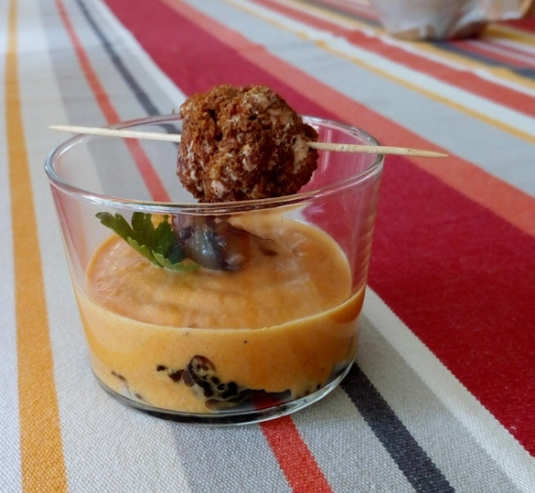 Velouté de carottes au confit d'oignons et bonbon de foie gras