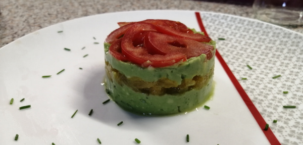 Mousse d'avocat, orange et tomate